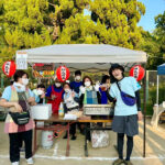屋外でのイベント風景。複数の入居者とスタッフが協力して活動に参加している様子
